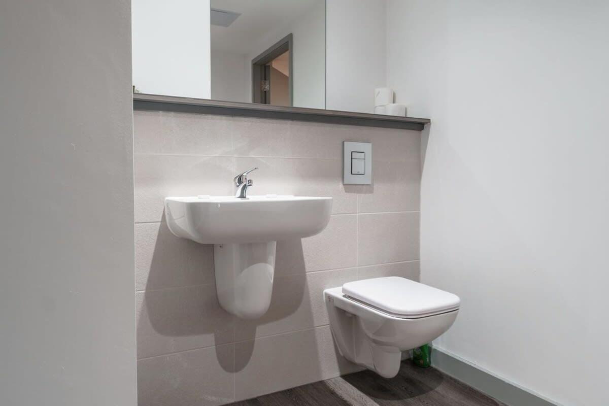 Modern 1 Bed Apartment In Liverpool Centre Bagian luar foto
